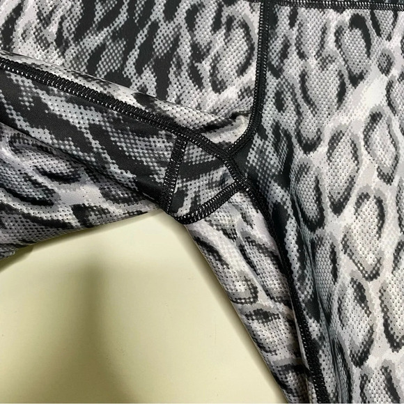 Playground Gray Black Animal Snake Print High Rise Tight Leggings Size Small - Picture 6 of 9